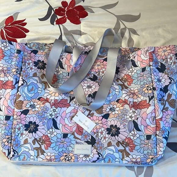 Vera Bradley Deluxe Very Large Family Tote in Aloha Blooms pattern - Picture 1 of 10